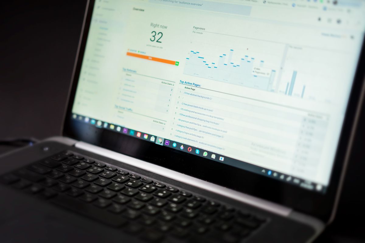 Panel de analítica y datos en la pantalla de un portátil